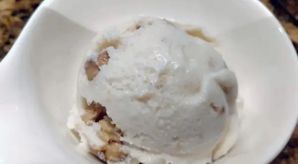 Cremiges Nougat Eis, selbst gemacht, mit Stückchen von Nüssen und Nougat. Ein Genuss!