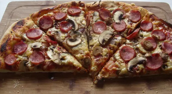Domowa pizza: jak piec, by smakowała jak z pizzerii?