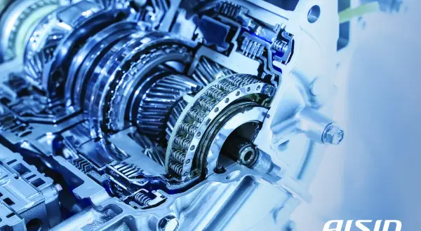 Przekładnia automatyczna Aisin w przekroju, ukazująca skomplikowane mechanizmy i zębatki.