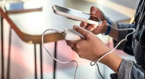 Czy powerbank można zabrać do samolotu Wizz Air? Poznaj zasady i ograniczenia