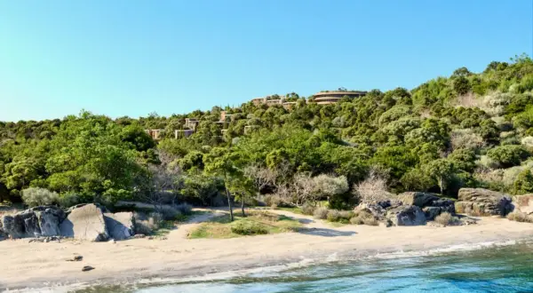 Piękna plaża i zielone wzgórza z zabudowaniami. Marzysz o wakacjach? Sprawdź, gdzie są najtańsze mieszkania za granicą, by poczuć ten klimat!