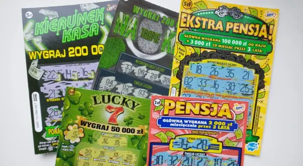 Kilka zdrapek Lotto z różnymi motywami i kwotami wygranych.