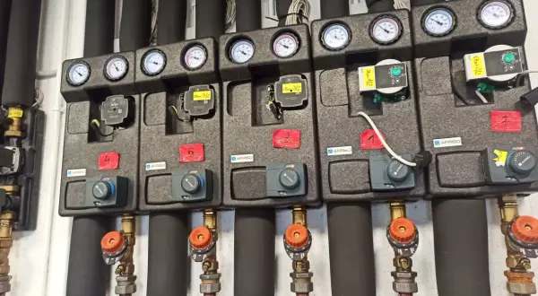 System do czyszczenia instalacji wodnej w domu: rozdzielacz z manometrami, zaworami i pompami.
