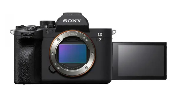 Czarny aparat bezlusterkowy Sony Alpha 7 z wysuniętym ekranem. Idealny do tworzenia rankingu aparatów bezlusterkowych.