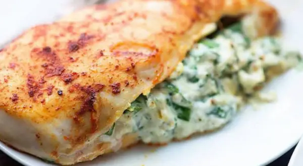 Pieczony filet rybny z nadzieniem szpinakowo-serowym. Zdrowe i smaczne danie, idealne na obiad dla cukrzyka.