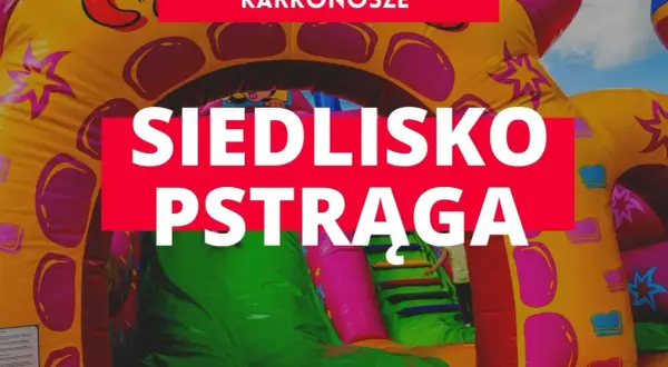 Kolorowy dmuchany plac zabaw w Karkonoszach z napisem "Siedlisko Pstrąga".