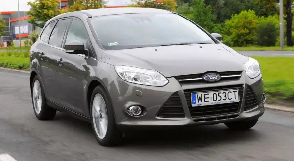 Szary Ford Focus Mk3 na drodze. Sprawdź ford focus dane techniczne, by poznać jego możliwości.