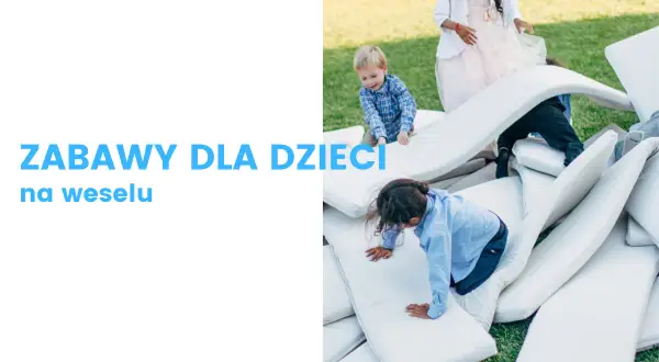 Dzieci bawią się na poduszkach na trawie, tworząc wesołe zabawy dla dzieci na weselu.