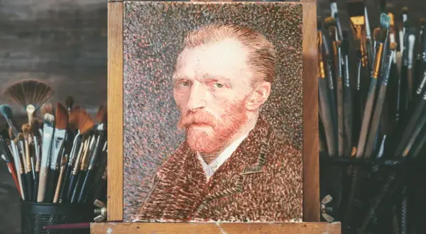 Portret Vincenta van Gogha, słynnego malarza bez ucha, na sztalugach, otoczony pędzlami.