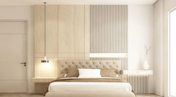 Elegante boiserie camera da letto moderna con pannelli in legno e listelli verticali, letto imbottito e illuminazione soffusa.