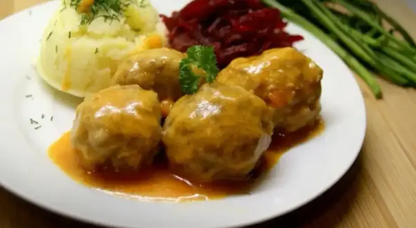 Pulpety w sosie pomidorowym, podane z purée ziemniaczanym i buraczkami. Pyszny, domowy obiad.