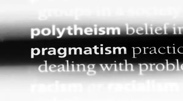 Pragmatyzm: praktyczne podejście do rozwiązywania problemów. Słowo "pragmatyzm" jest wyróżnione na czarnym tle.