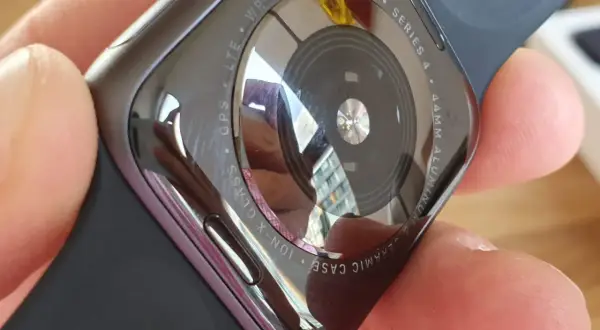 Tył Apple Watch Series 4 z technologią eSIM, widoczny w dłoni.