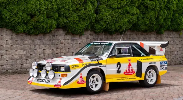 Ikoniczny Audi quattro S1 z numerem 2 na boku, w barwach HB International, gotowy do rajdu.