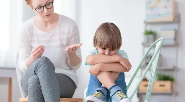 Terapia dziecka z autyzmem, gdzie dorosły próbuje zrozumieć jego emocje, by zapobiec agresji.