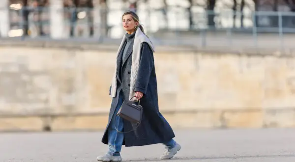 Stylizacje z szarym płaszczem: 10 modnych outfitów na każdą okazję