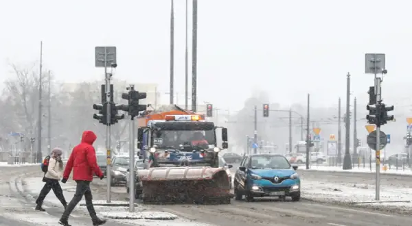 Kto odśnieża chodnik przy drodze powiatowej? Sprawdź swoje obowiązki