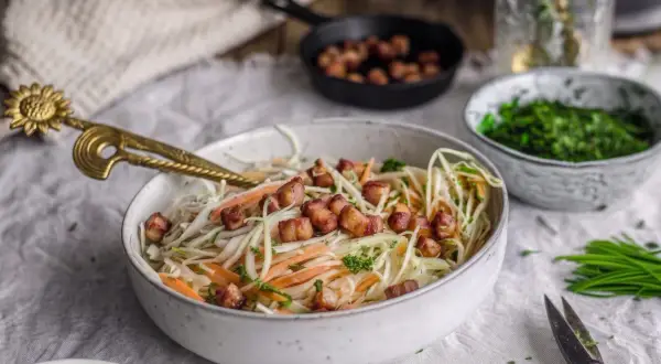 Ein köstlicher Krautsalat mit karamellisierten Speckwürfeln und frischer Petersilie. Perfekt als Beilage oder leichtes Hauptgericht.