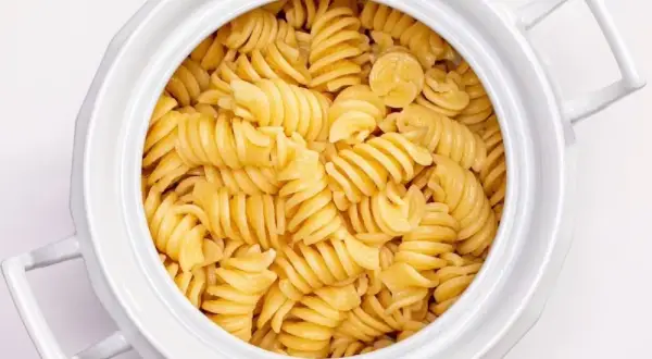 Fusilli conditi con olio e parmigiano, un classico piatto di pasta in bianco, perfetto per un pranzo veloce a Milano.