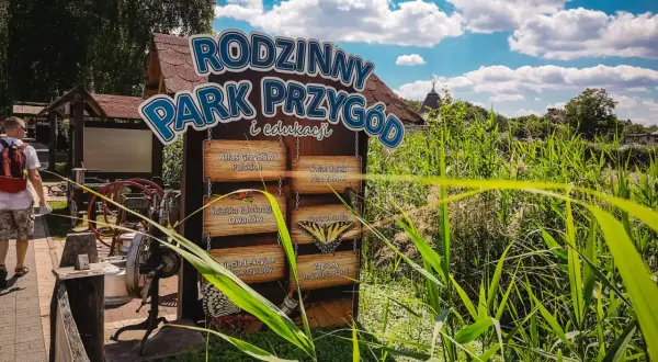 Rodzinny Park Przygód i Edukacji w Ostrowie Wielkopolskim, oferujący atlas grzybów, ścieżki edukacyjne i zagrody ze zwierzętami.