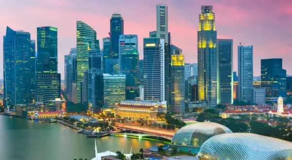 Wieżowce w Singapurze o zachodzie słońca. Czy Singapur to państwo? Tak, to nowoczesne państwo-miasto z imponującą panoramą.