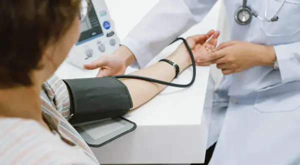 Czy cholesterol powoduje nadciśnienie? Odkryj niebezpieczne powiązania