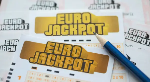 Kupony Eurojackpot i ołówek.