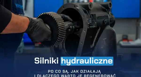 Mechanik w rękawiczkach montuje zębatkę w obudowie, ilustrując zasadę działania silnika hydraulicznego.