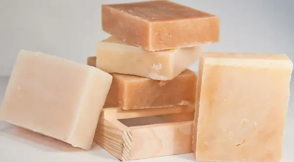Kilka kostek naturalnego mydła, które świetnie sprawdzą się do codziennej pielęgnacji. Szare mydło na co pomaga? Na wszystko, co potrzebuje delikatnego oczyszczenia.