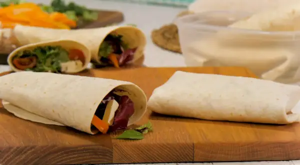 Frische Wraps mit Gemüse und Käse, perfekt für schnelle wraps rezepte.