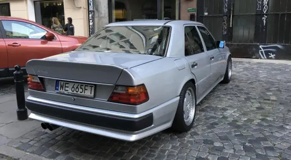 Silver Mercedes Hammer AMG, en klassiker på kullerstensgata.