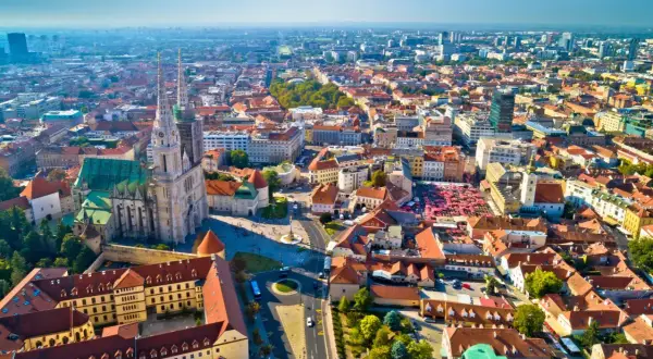Widok z lotu ptaka na Zagrzeb, stolicę Chorwacji, z katedrą i rynkiem.