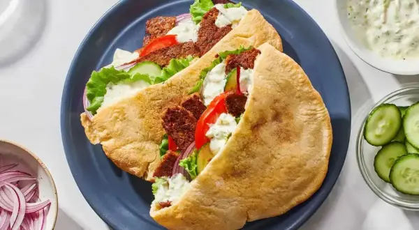 Dwa pyszne kebaby w picie z soczystym mięsem, świeżymi warzywami i kremowym sosem. Idealne na szybki lunch!