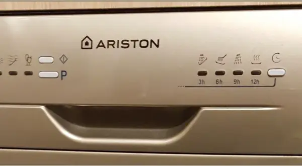 Panel sterowania zmywarki Hotpoint Ariston. Ikony programów i opóźnienia startu. Instrukcja obsługi po polsku pomoże Ci wybrać najlepszy cykl.