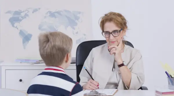 Jak rozmawiać z nauczycielem o dziecku, aby uniknąć nieporozumień