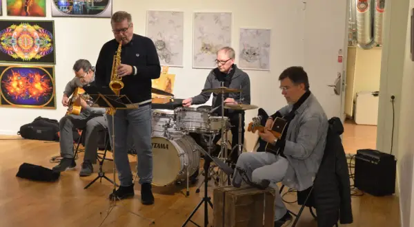Jazzband spelar i galleri med konst av Kerstin Bengtsson Norén. Saxofonist, gitarrist och trummis.