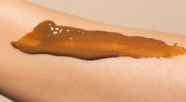 En strimma brun utan sol på en arm. Perfekt för dig som är gravid och vill ha en solkysst look.