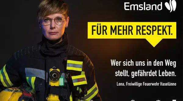 Lena, bei der Feuerwehr, trägt Schutzkleidung und hält einen Helm. Sie steht für Respekt ein.
