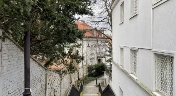 Schody prowadzące do zabytkowej kamienicy, gdzie okna wymagają wymiany. Wzór pisma do konserwatora.