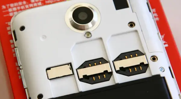 Le téléphone avec deux emplacements pour carte SIM montre ce que dual SIM c'est quoi. Il permet d'utiliser deux numéros sur un seul appareil.