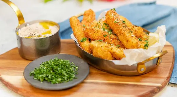 Krispiga grilloststavar med dipp och färska örter. Ett perfekt grillost recept för sommaren.