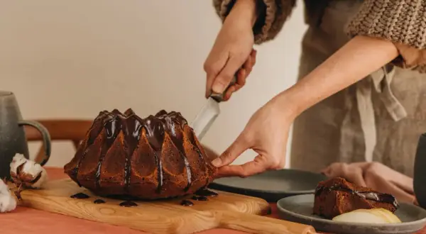 Babcia Ania gotuje pyszny, czekoladowy babko drożdżowe. Kroi pierwszy kawałek, by podzielić się nim z bliskimi.