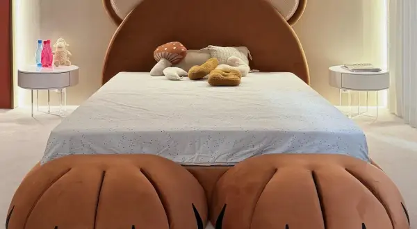 Tak wyglądają luksusowe pokoje dziecięce w domach milionerów z Instagrama: łóżko w kształcie misia z łapami i pluszowymi zabawkami.