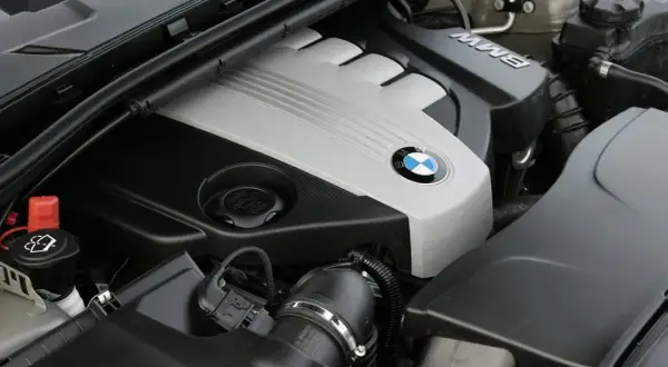 BMW E90 jaki silnik wybrać? Porównanie, wady i zalety każdego silnika