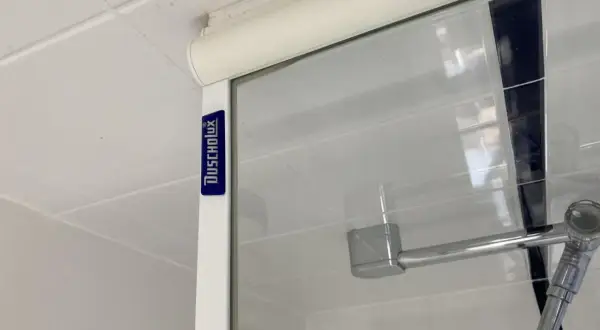 Détail d'une paroi de douche en verre DUSCHOLUX, utile pour savoir comment enlever une paroi de douche en verre.