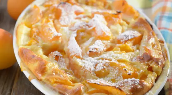 Un délicieux clafoutis aux abricots, comme le faisait grand-mère. Une recette simple et gourmande pour un dessert fruité.