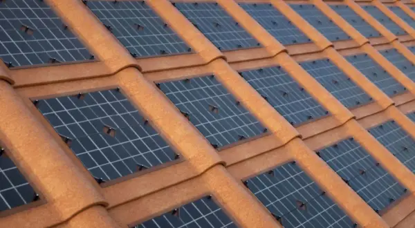 Tegole solari integrate su un tetto di tegole rosse, catturano l'energia del sole per un futuro sostenibile.