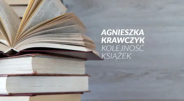 Agnieszka Krawczyk prezentuje nowości w kolejności książek. Stos otwartych i zamkniętych woluminów na tle drewnianej ściany.