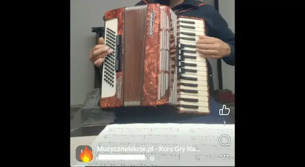 Akordeonista grający najpiękniejsze melodie świata. Nuty na stole.