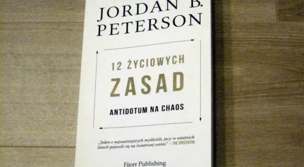 Okładka książki Jordan Peterson "12 Życiowych Zasad". Antidotum na chaos.
